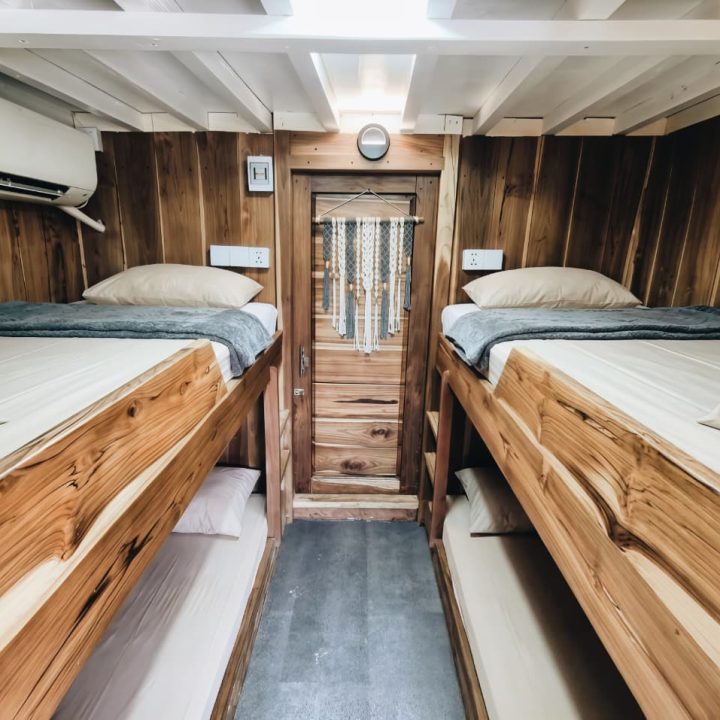 SHARING ROOM